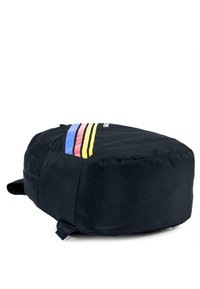 Sillón de frijoles negro con forma redondeada, que presenta coloridas franjas horizontales (azul, rosa, amarillo) en la parte superior y un detalle de cremallera en el lateral.