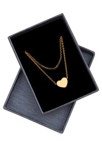 Guld hjerteformet vedhængs halskæde på en dobbelt kæde, præsenteret i en smykkeboks med sort fløjl indeni og en struktureret yderside.