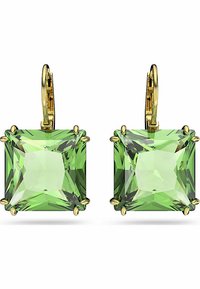 Štvorcové zelené drahokamové náušnice so zlatým kovaním, ktoré majú fasetový dizajn a štyri držiaky zabezpečujúce kamene.