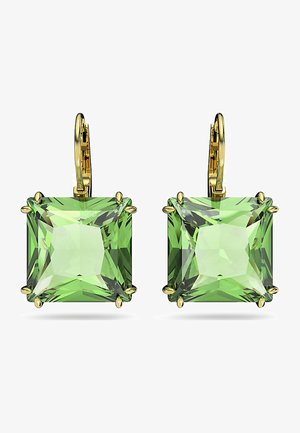Pendientes cuadrados de piedra preciosa verde con herrajes dorados, que presentan un diseño facetado y cuatro garras que aseguran las piedras.