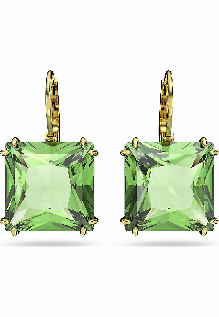 Štvorcové zelené drahokamové náušnice so zlatým kovaním, ktoré majú fasetový dizajn a štyri držiaky zabezpečujúce kamene.