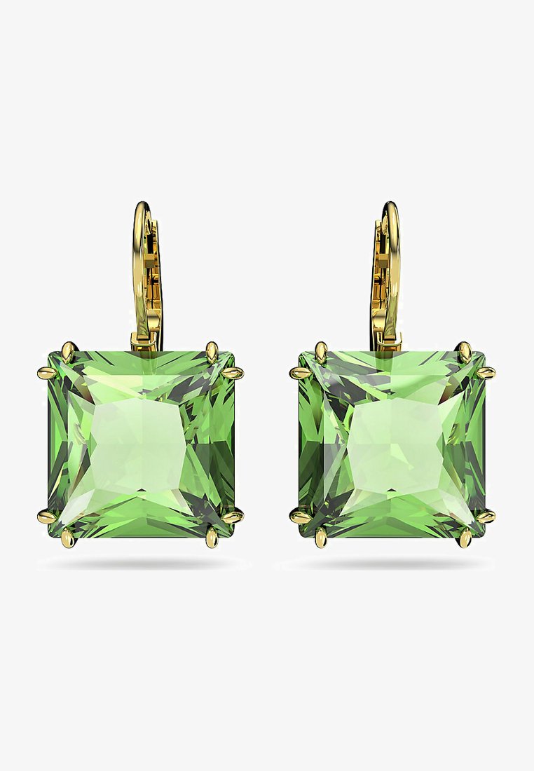 Štvorcové zelené drahokamové náušnice so zlatým kovaním, ktoré majú fasetový dizajn a štyri držiaky zabezpečujúce kamene.