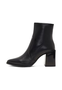 Bottine noire en cuir lisse, avec un nez pointu, un haut talon bloc et un design minimaliste sans quincaillerie visible.