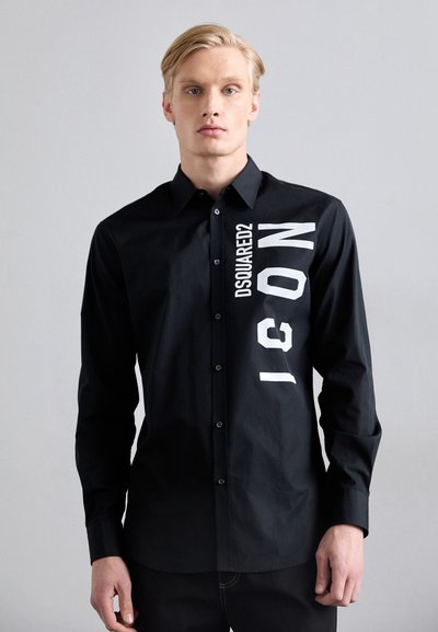 Chemise noire à boutons, en tissu lisse, avec le texte logo blanc "DSQUARED2 ICON" imprimé verticalement sur le côté gauche, coupe ajustée.