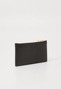 Zwarte ritstas gemaakt van soepel materiaal, met kaartenhouders aan één kant en een gouden rits. Compact, rechthoekig design.