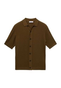Camisa de punto marrón de manga corta con cuello, que presenta un cierre frontal de botones y una tela texturizada. Botones negros a lo largo de la tapeta.