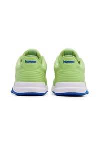 Zielone buty sportowe z teksturowaną cholewką, niebieskimi akcentami na podeszwie i białym amortyzatorem. Logo widoczne na pięcie.