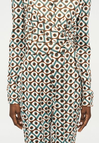 Φόρεμα με μακριά μανίκια και γεωμετρικό μοτίβο από καφέ, λευκά και πράσινα σχήματα, με κουμπιά στο μπροστινό μέρος και ζώνη στη μέση.