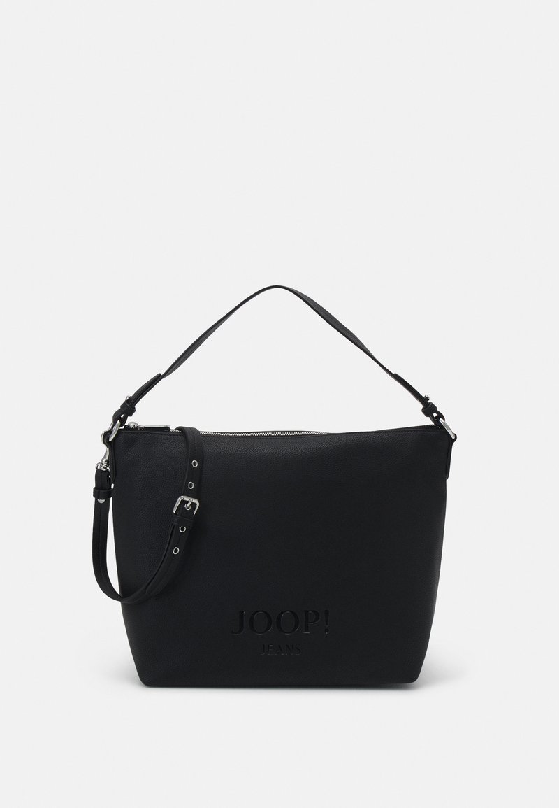 Črna usnjena torba za rame z teksturiranim finišom in srebrno kovino. Ima zadrgo na vrhu in nastavljiv trak. Logotip je vtisnjen spredaj.