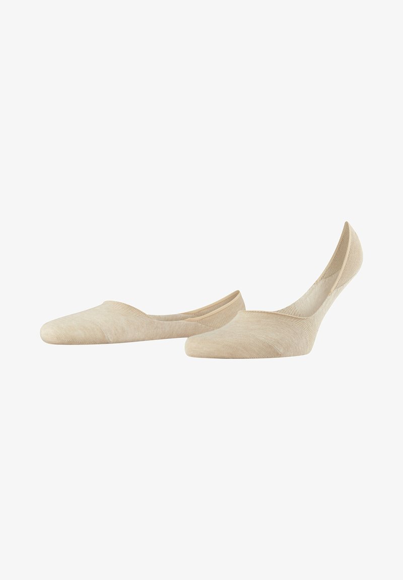 Beige, lavkorte sokker laget av mykt, lett materiale med en glatt tekstur og ribbestrikket kant rundt åpningen.