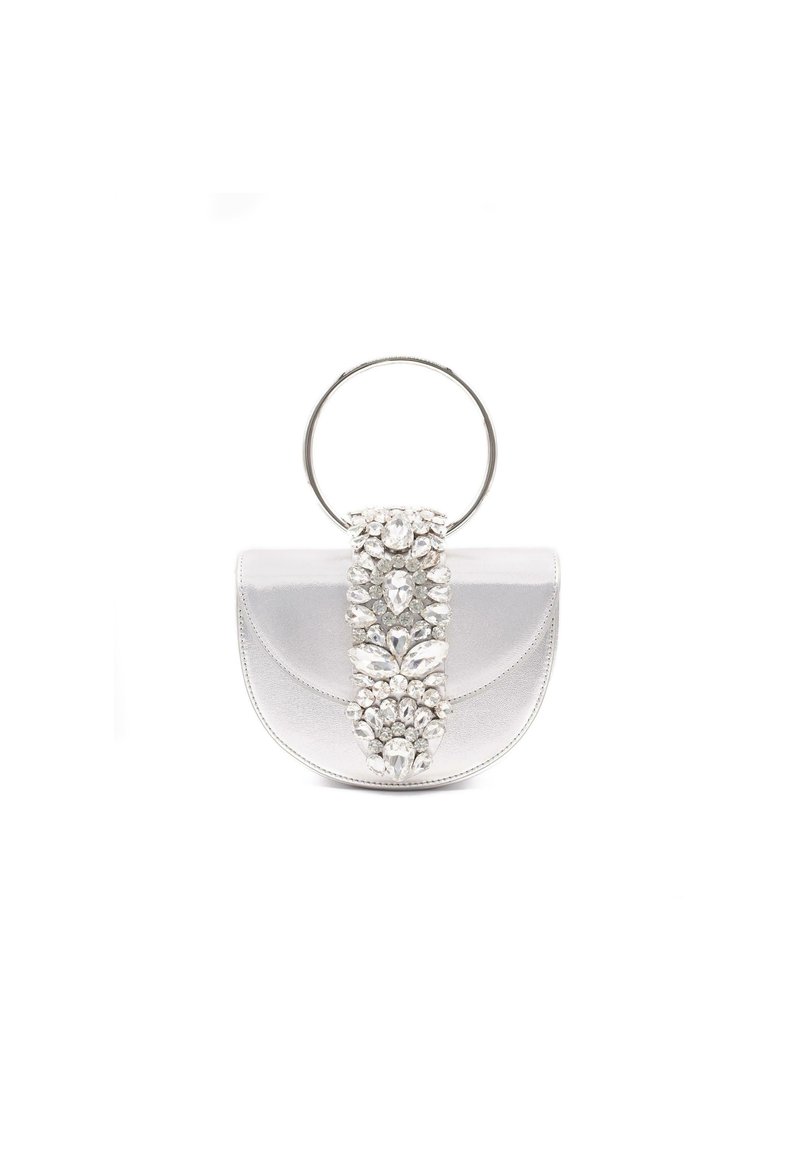 Bolso de mano plateado con forma de media luna, que presenta un gran asa redonda y un frente adornado con pedrería. Textura suave y diseño elegante.