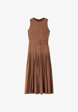 Bruine mouwloze jurk met een afgeronde halslijn, taille omsnoerd met een riem, en een geplooide rok, gemaakt van een gladde stof.