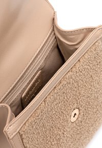 Borsa da donna color cuoio con esterno in pelle liscia e pannello testurizzato in stile lana. Include una tasca con cerniera e una chiusura a scatto in metallo.