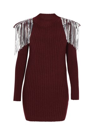 Bordeaux ribbet strikkjole med lange ærmer og sølvfringedetaljer på skuldrene. Blødt stof og tætsiddende design, knælængde.