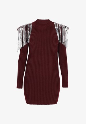 Bordeaux ribbet strikkjole med lange ærmer og sølvfringedetaljer på skuldrene. Blødt stof og tætsiddende design, knælængde.