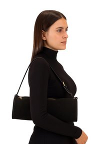 Borsa a spalla in pelle scamosciata nera con una lunga tracolla regolabile e dettagli dorati, dotata di chiusura con zip e di forma rettangolare.