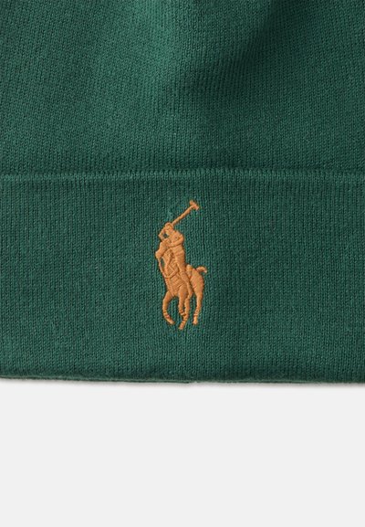 Gorro de malha verde com um acabamento texturizado e um proeminente logotipo de jogador de polo bordado em laranja na borda frontal.