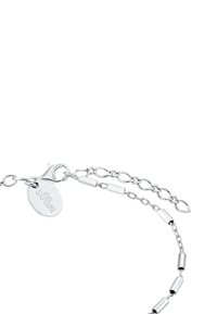 Bracciale in argento con maglie allungate, chiusura a moschettone e un'etichetta ovale accentuata incisa con "s.Oliver". Texture liscia.