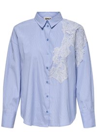 Camisa de manga longa com riscas azuis claras e um acabamento de renda no ombro esquerdo. Tem um colarinho clássico e fecho com botões.