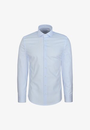 Chemise habillée à manches longues à rayures verticales bleu clair et blanc, avec boutons sur le devant et col étalé, sur fond blanc.