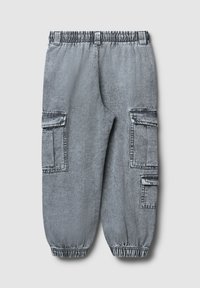 Pantaloni cargo in denim grigio con vita elastica, tasche laterali e orli risvoltati. Tessuto morbido con una finitura sbiadita.