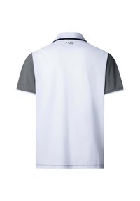 Camisa polo blanca con mangas grises, cuello y un pequeño logo en la parte posterior del cuello. Textura de tela suave, diseño casual y mangas cortas.