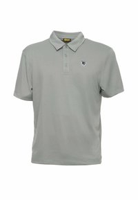 Polo shirt grigio chiaro realizzato in tessuto morbido. Presenta un colletto con tre bottoni e una piccola toppa con logo sul lato sinistro del petto. Maniche corte.