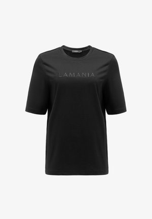Fekete pamut póló rövid ujjal és kerek nyakkivágással. A mellkasán dombornyomott "LAMANIA" felirat található, sima textúrával és egyenes szabással.