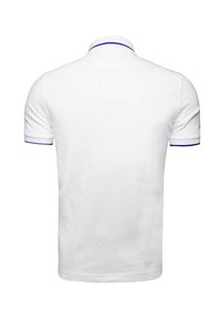 Bílá polo košile s jednoduchým barevným designem a modrým akcentem na límci a zakončení rukávů. Vyrobena z hladkého materiálu s krátkými rukávy.