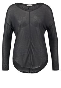 Černý průsvitný top s dlouhým rukávem, kulatým výstřihem a středovým švem, se zakulaceným lemem, který je vzadu delší.