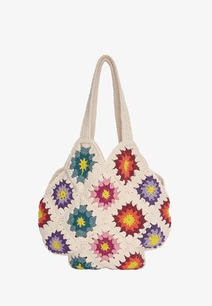 Torba typu tote zrobiona na szydełku z wielokolorowymi kwadratowymi wzorami kwiatowymi w kolorach fioletowym, niebieskim, różowym, czerwonym i żółtym na kremowym tle z podwójnymi paskami na ramiona.