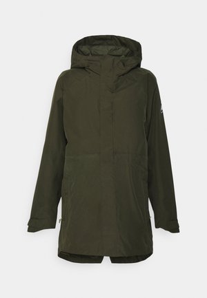 Veste imperméable vert olive avec une capuche, des manches longues et des poches latérales. Elle présente une coupe droite et des accents matériels discrets.