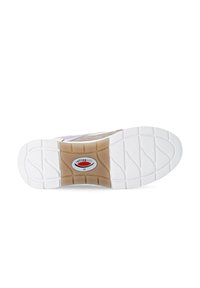 Weiße Schuhsohle mit einem strukturierten Muster. Besitzt eine beige Grundfarbe und ein schwarzes und rotes Logo in der Mitte. Glattes, gummiähnliches Material.
