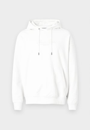 Hvit hettegenser laget av mykt stoff, med en kengurulomme foran, snøring på hetten og preget logo på brystet. Enkel design.