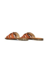 Oranje leren slidesandalen met drie banden, platte zool en lichtbruine accenten. Gladde textuur met een lichte glans en een minimalistisch ontwerp.