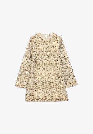 Langarm jurk in beige met bruine luipaardvlekken, met een ronde halslijn en een sleutelgatopening aan de achterkant. Zacht stoffen met een gestructureerde afwerking.