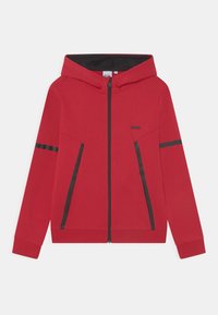Sweat-shirt à capuche rouge avec fermeture éclair, accents noirs et panneaux contrastants. Fabriqué en tissu doux, il dispose de poignets et d'un ourlet côtelés.