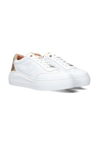 Baskets en cuir blanc avec des accents dorés, bout rond, semelle plate en caoutchouc et perforations décoratives ; détails métalliques sur le talon.