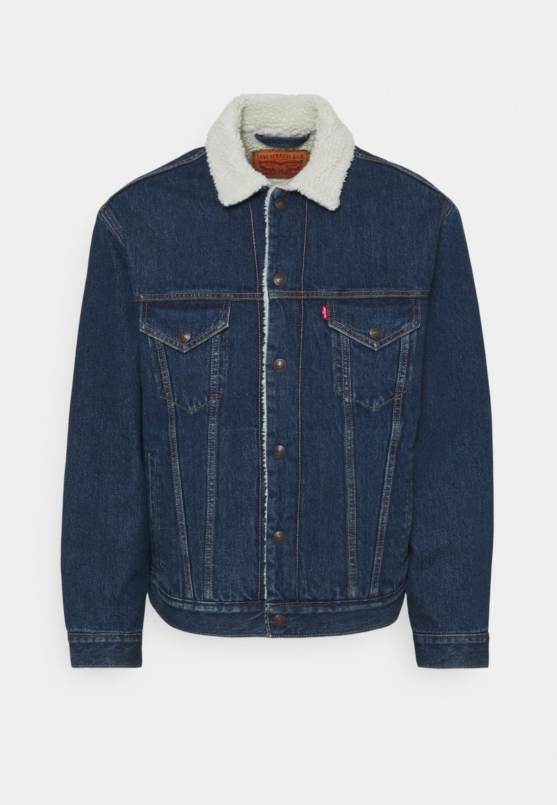 Denimjack met een donkerblauwe afwerking, een fleece-achtige kraag, sluiting met knopen aan de voorkant en twee borstzakken. Kenmerkt zichtbare stiksels en een merklabel.