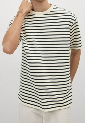 Koszulka z krótkim rękawem i okrągłym dekoltem, z granatowymi paskami na kremowym tle, wykonana z bawełnianej tkaniny o gładkiej fakturze.