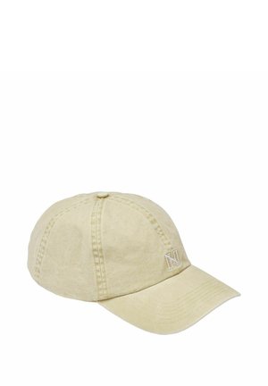 Beige baseballkasket med syet paneldesign og et lille hvidt broderet logo på den forreste venstre side af krogens krone.