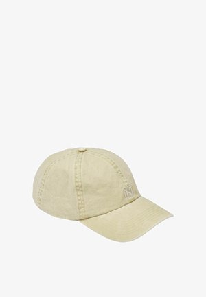 Beige baseballkasket med syet paneldesign og et lille hvidt broderet logo på den forreste venstre side af krogens krone.