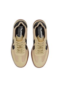 Scarpe sportive beige con accenti neri; realizzate in suede e mesh, con lacci piatti e suola in gomma. Soletta Ortholite visibile.