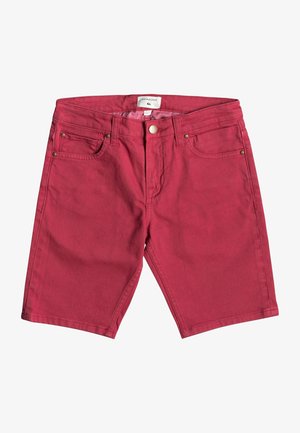 Pantalones cortos de mezclilla roja con cierre a botón y bolsillos frontales. Presentan costuras en contraste y herrajes metálicos. Diseño de corte recto.