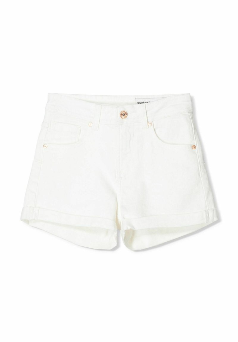 Shorts en denim blanc avec des ourlets retroussés, présentant des poches avant et arrière, et une fermeture à bouton en métal avec un accent en cuivre.