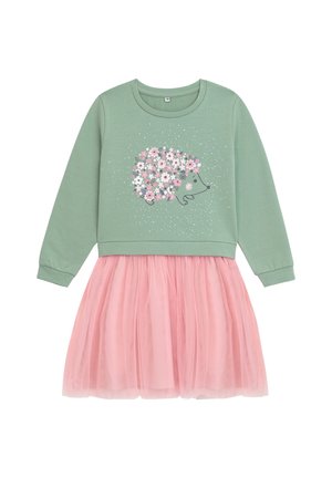 Haut vert à manches longues avec un hérisson en fleurs roses et blanches, associé à une robe jupe en tulle rose clair.