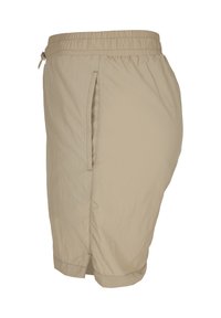 Shorts beige longueur genou avec ceinture élastique, poche latérale et petite fente latérale à l'ourlet.