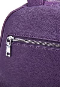Borsa in pelle texturizzata viola con una piccola tasca con zip e hardware in argento. La superficie ha una finitura con effetto granellato e cuciture rinforzate.