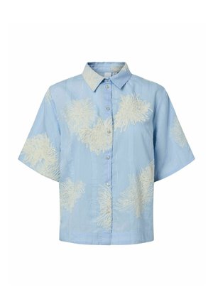 Chemise bleu clair à manches courtes avec boutons, broderie florale blanche et col pointu, présentée sur fond blanc.