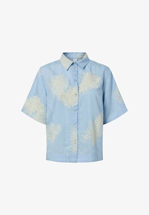 Chemise bleu clair à manches courtes avec boutons, broderie florale blanche et col pointu, présentée sur fond blanc.